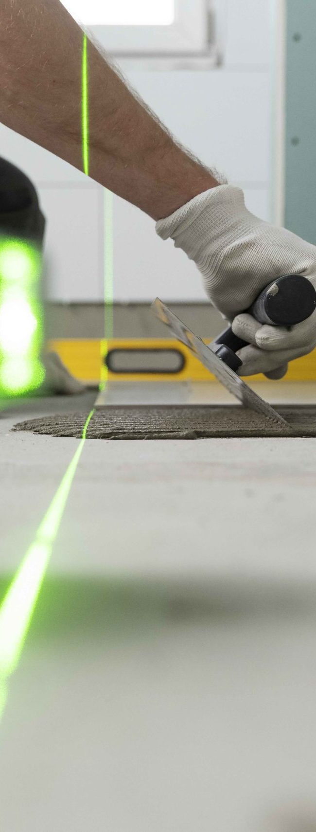 tiler-trabajando-en-la-renovacion-del-apartamento (2)