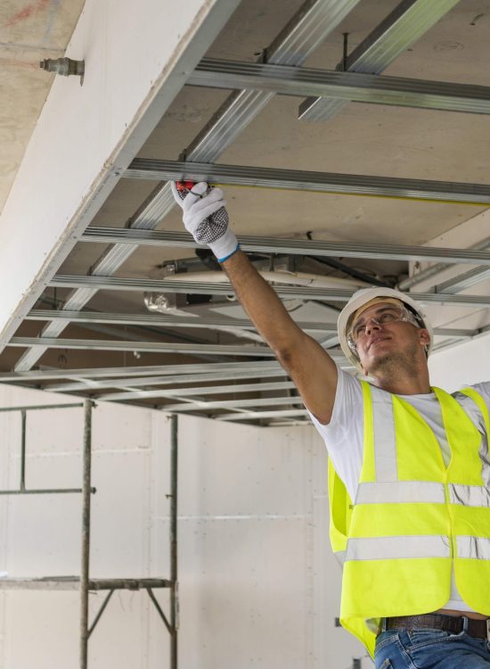 hombre-de-vista-frontal-trabajando-y-vistiendo-equipo-de-proteccion