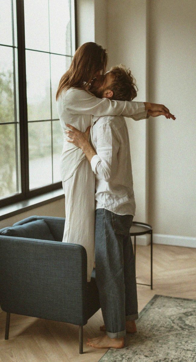 pareja-de-tiro-completo-besandose-en-el-interior