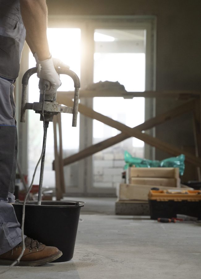 tiler-trabajando-en-la-renovacion-del-apartamento (4)