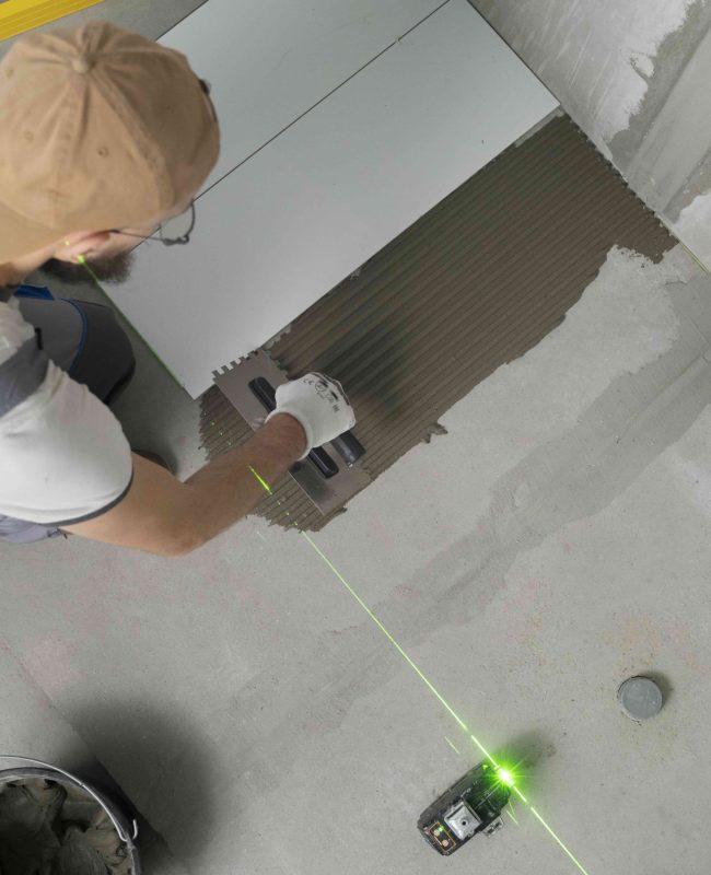 tiler-trabajando-en-la-renovacion-del-apartamento (6)